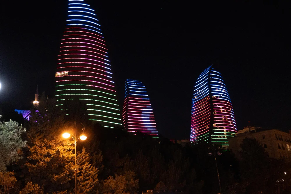 Aydınlatılmış Bina Cephesi