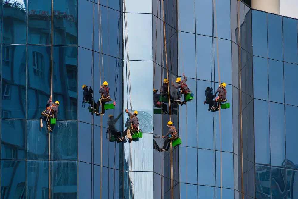 Endüstriyel dağcılık ekibi cephe temizliği yapıyor