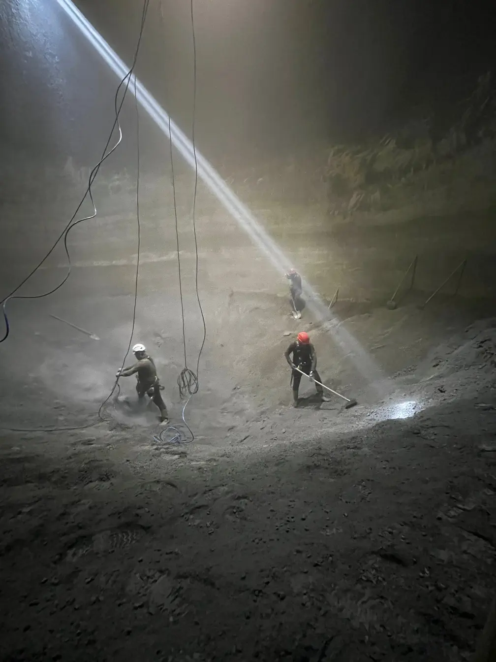 Kazan cüruf temizliği yapan iple erişim uzmanları