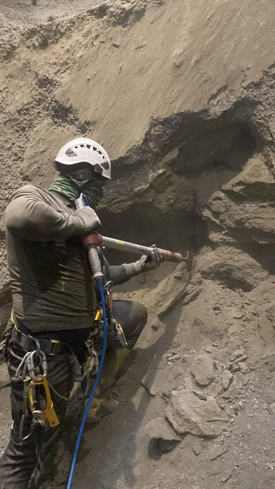 Kazan cürüf temizliği yapan iple erişim uzmanları