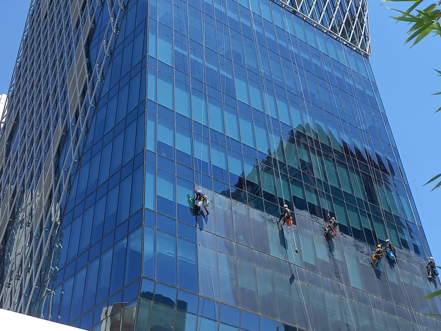 Plaza dış cephe cam temizliği yapan profesyonel ekip