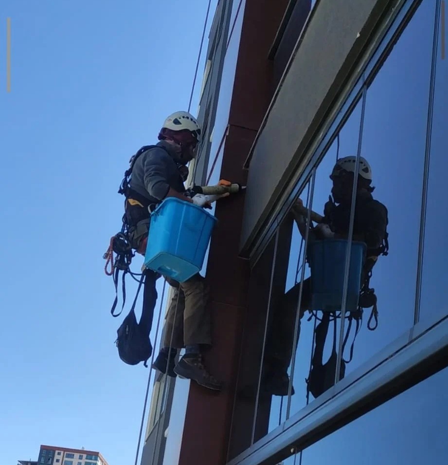 Silikon yenileme uygulaması yapan endüstriyel dağcı