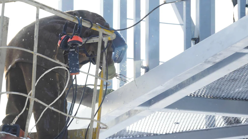 Yüksek metrajda kaynak yapan endüstriyel dağcı